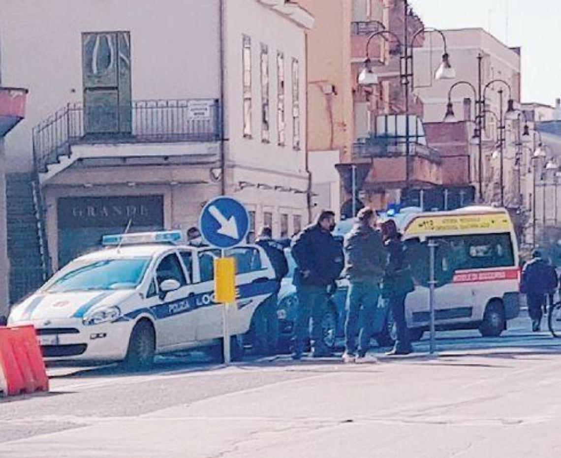 Podista investito nella prima giornata ecologica: l'auto non poteva circolare