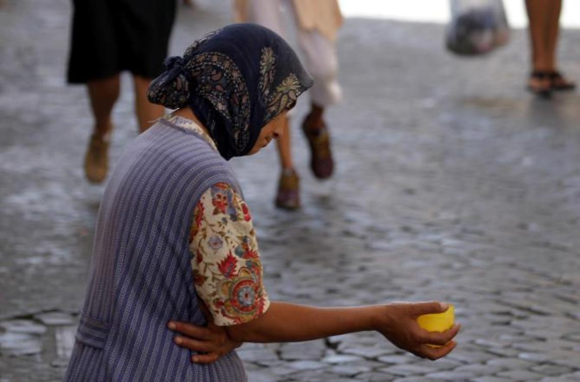 Assediati dai mendicanti: una donna costretta ad urlare per sfuggire ad un africano