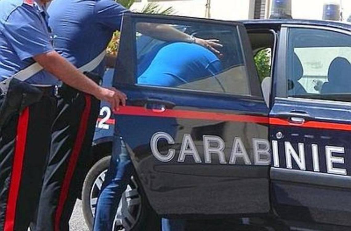 Scappa all'alt e ingoia la cocaina, quindi aggredisce i carabinieri e accusa un malore