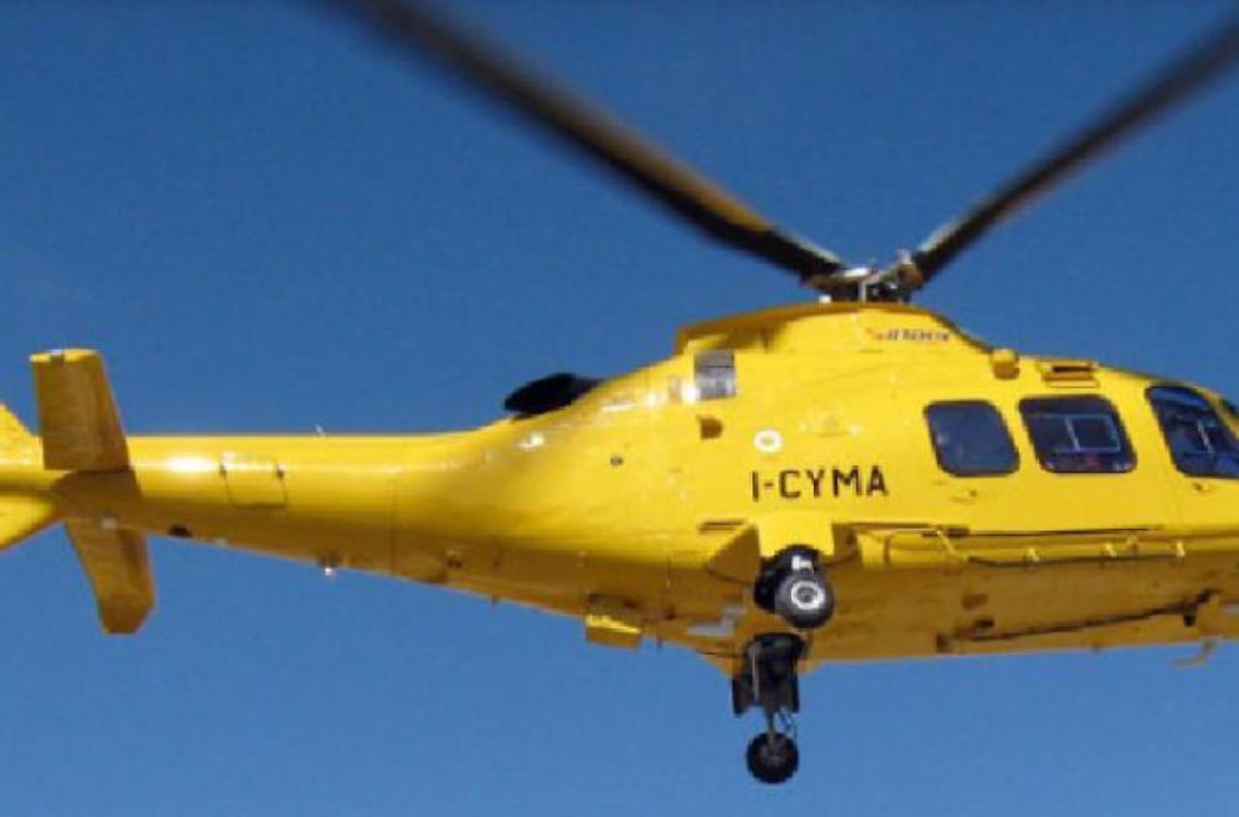 Vola dal 2° piano di casa. Arriva l'eliambulanza per un ventiquattrenne