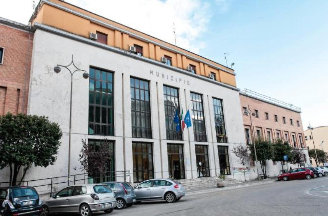 Sei tirocinanti tra i corridoi del Municipio. Neolaureati al lavoro