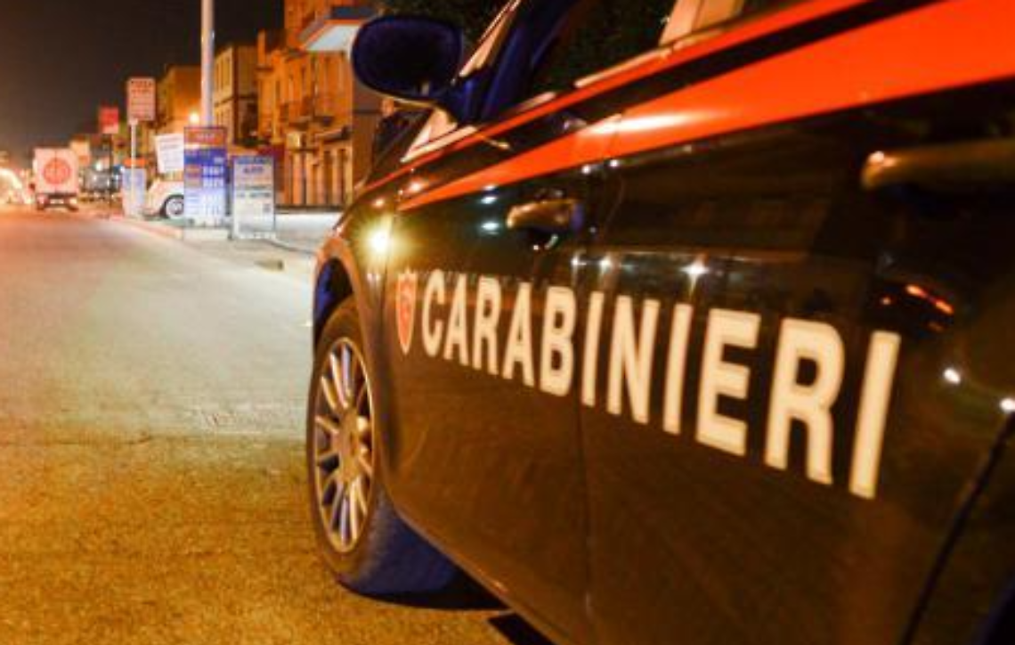 Perde il controllo dell’auto e finisce su un veicolo in sosta