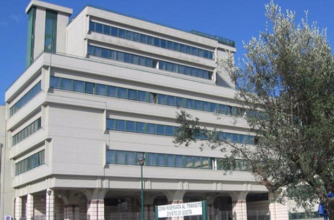 Parrucchiere costretto a cedere il negozio per un debito di droga, processo al via