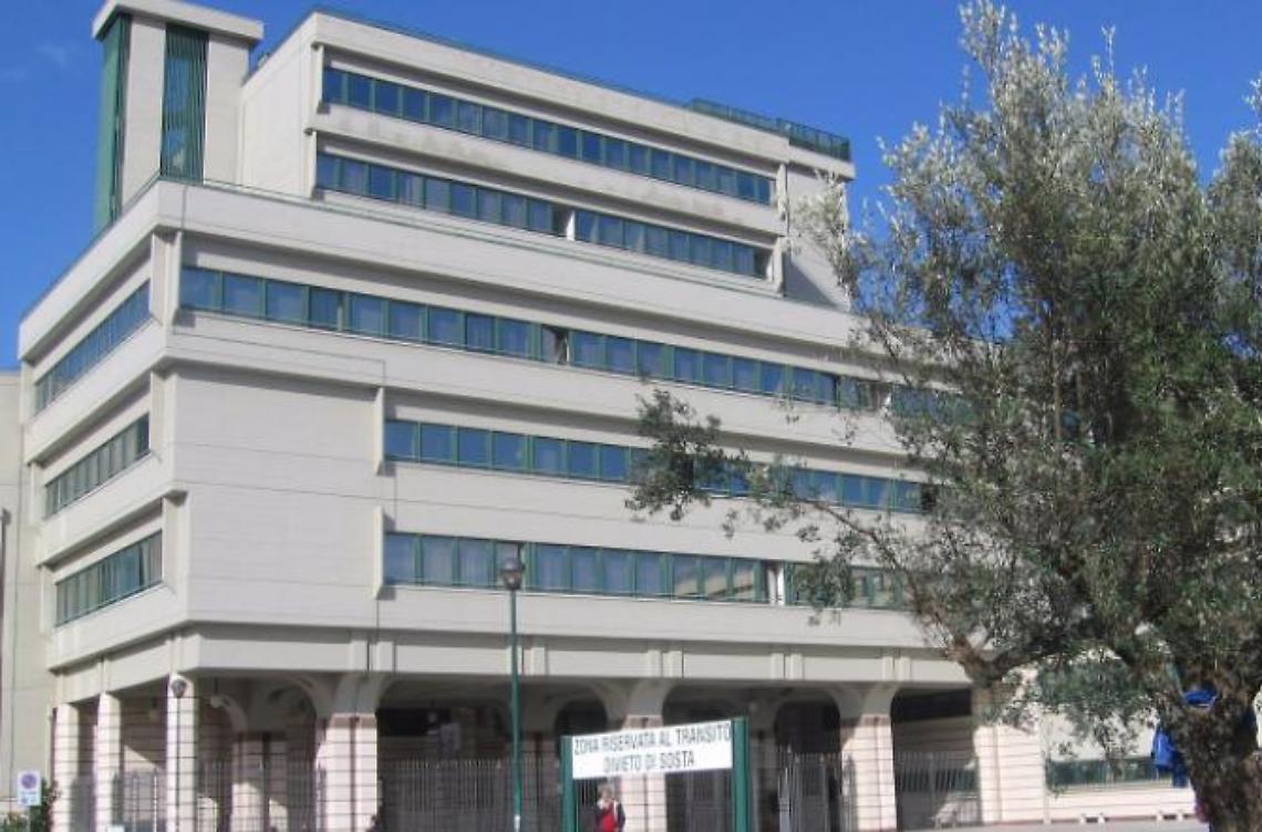 Spinge il padre dalle scale mentre sconta i domiciliari a casa dei suoi