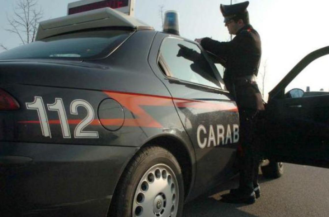 Finisce con l'auto contro il palo della corrente elettrica e lo abbatte