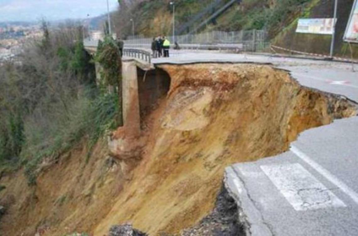 Un selfie da brivido sulla voragine del viadotto Biondi