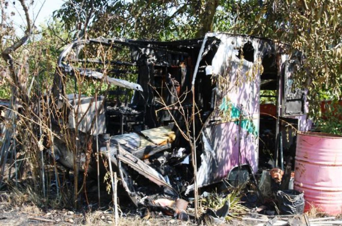 Roulotte distrutta dalle fiamme <br>Indagano i carabinieri