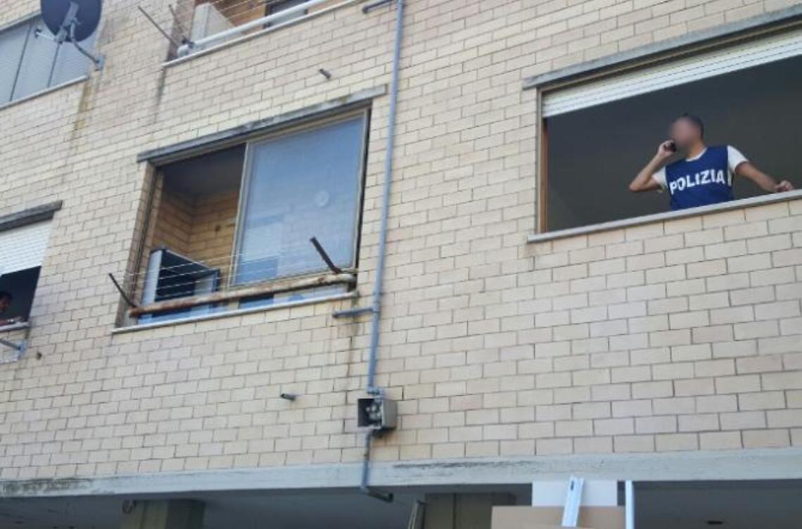 Schiaffeggiò il sindaco per la casa <br>Sfonda il muro e occupa l'alloggio