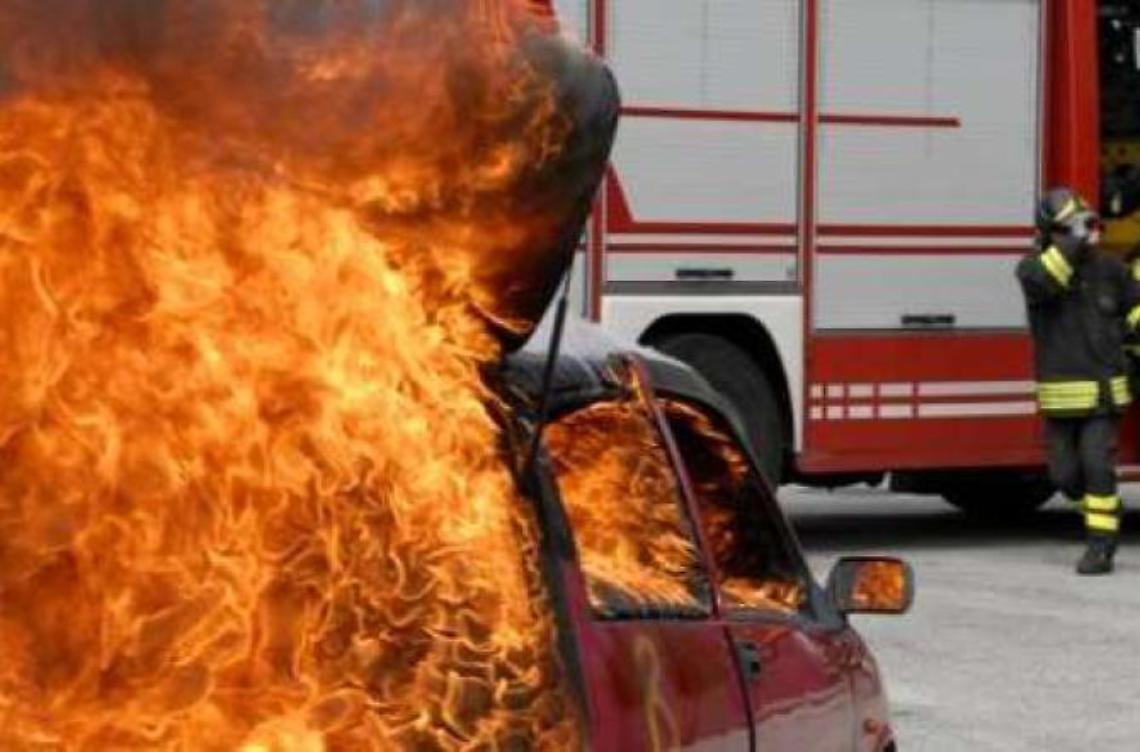 Auto in fiamme a San Bartolomeo <br>Si segue la pista del dolo