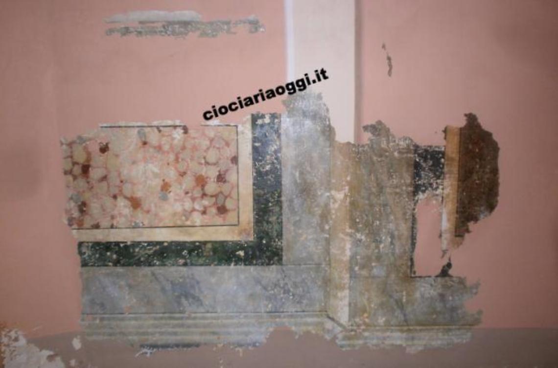 Dall'intonaco della cappella di S. Rocco <br>affiorano dipinti del Seicento