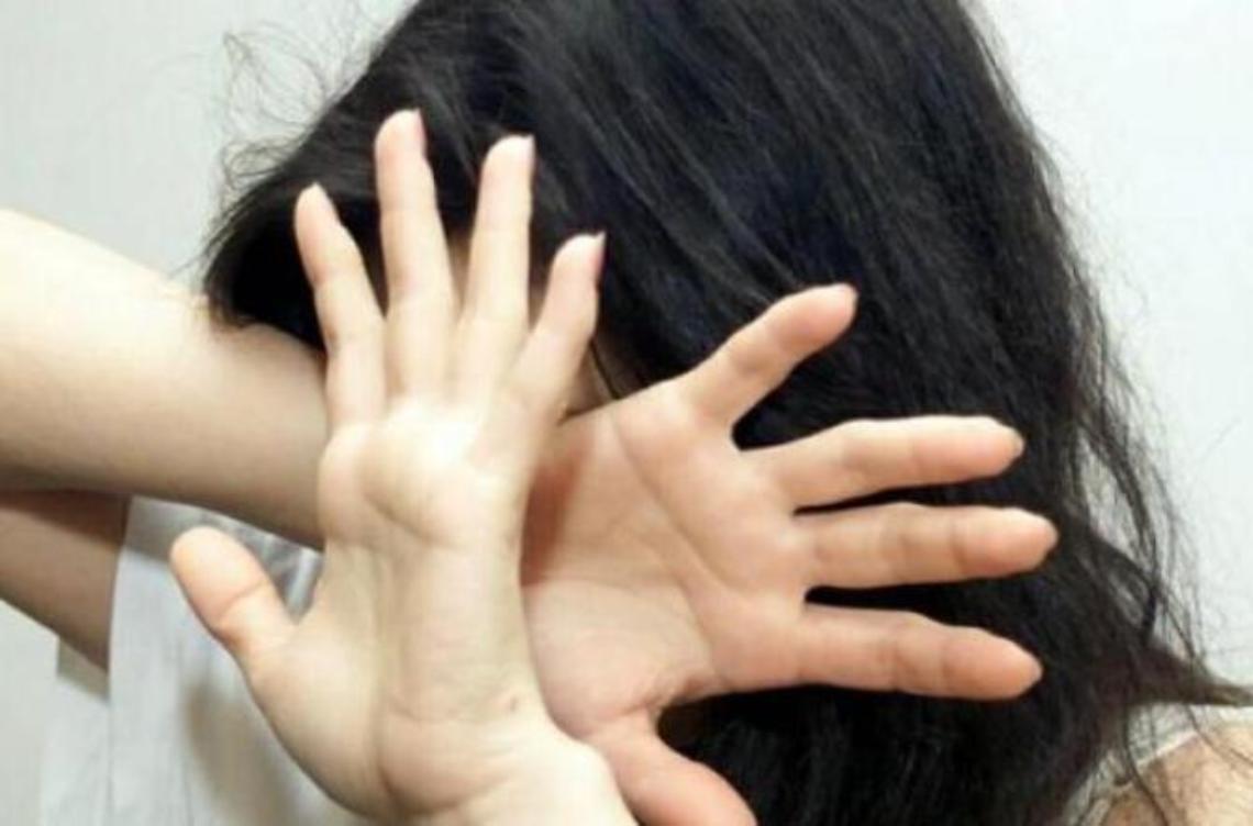 Palpeggiata dal vicino: tredicenne riferisce alla madre di aver subìto molestie