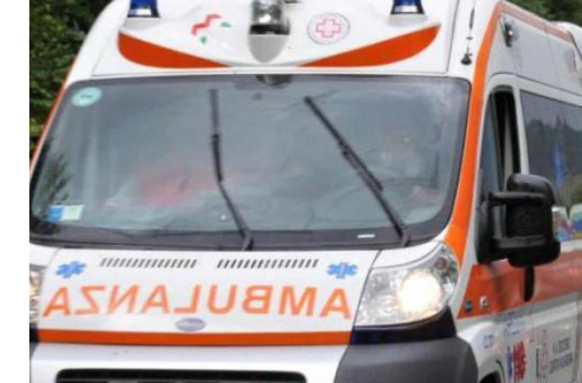 Giovane scippato da due banditi, colto da malore