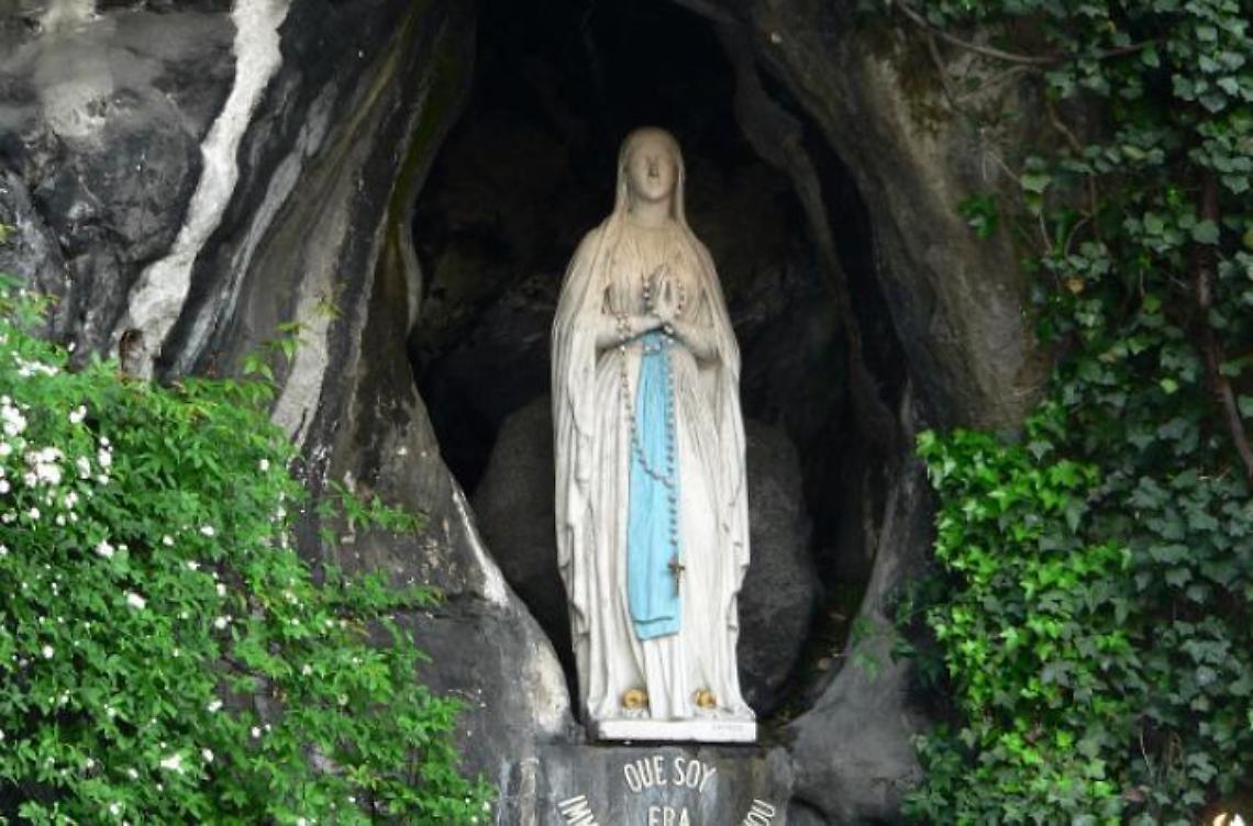 Va a Lourdes e chiede alla Madonna <br>un marito per sua figlia