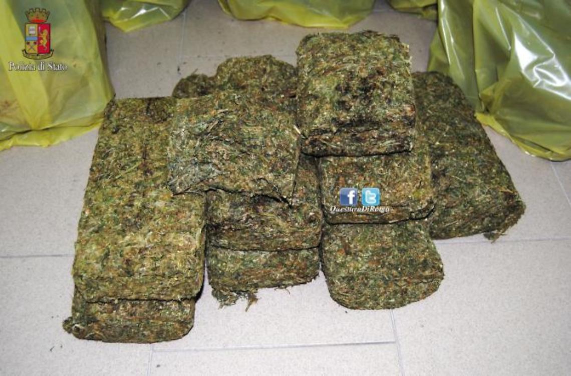 Droga nascosta nell'auto, fermato un corriere con un maxi carico di hashish