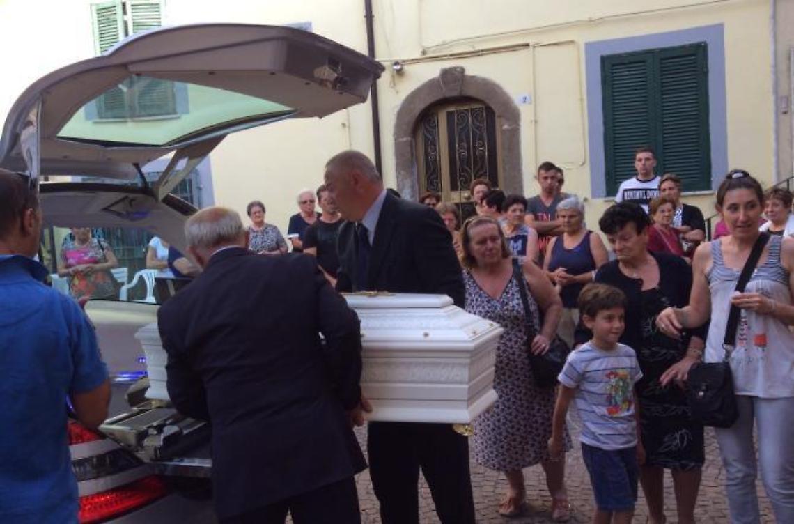 Tutto il paese dà l'ultimo saluto<br> al piccolo Mattia Malizia