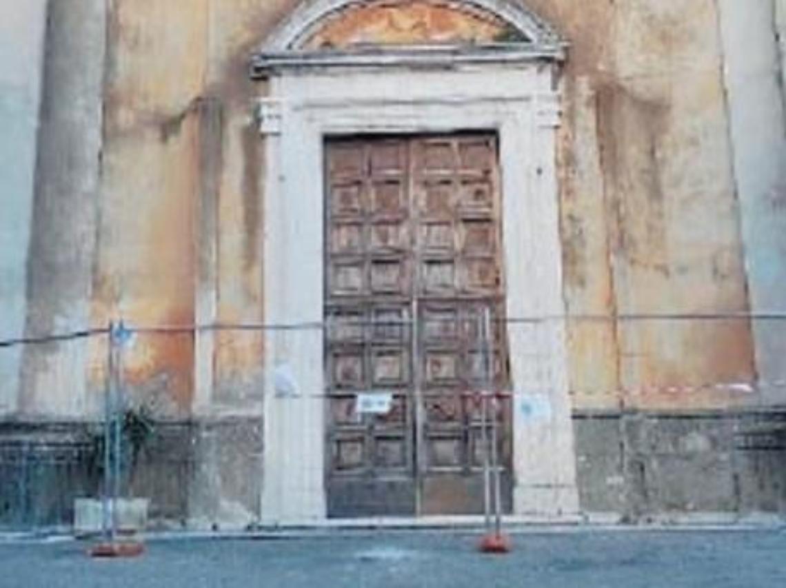 Cornicione caduto dalla chiesa di San Giovanni: zona transennata e celebrazioni spostate
