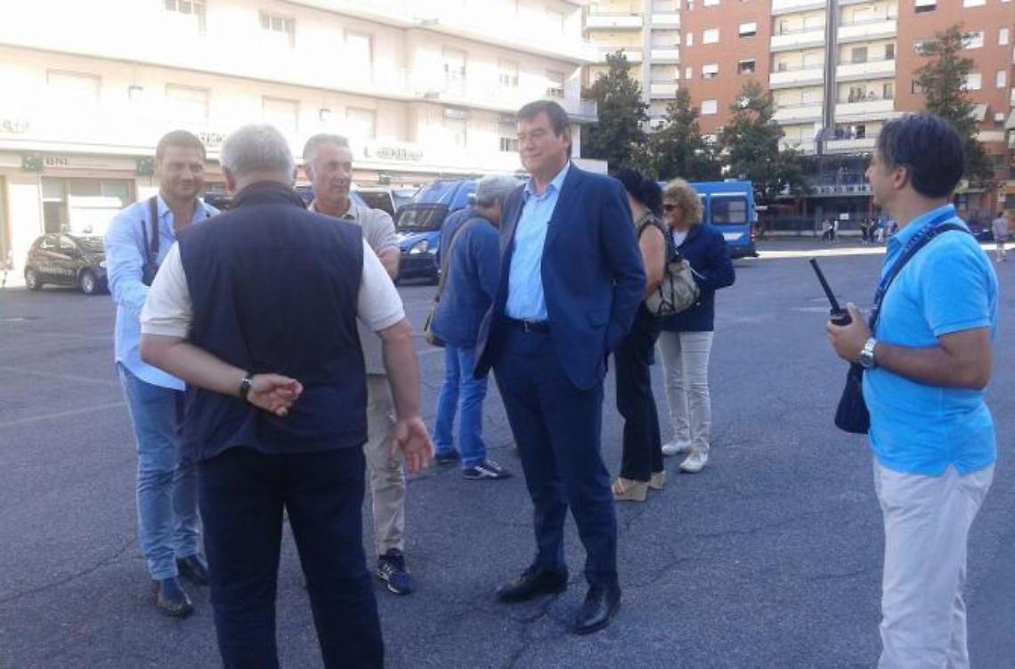 Partita: via i tifosi dai balconi<br> L'invito della questura