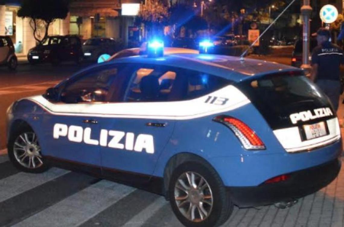 Ruba due paia di scarpe al centro commerciale, scoperto e denunciato dalla polizia