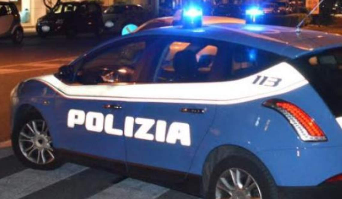Posti di blocco e verifiche nei negozi, i controlli della polizia