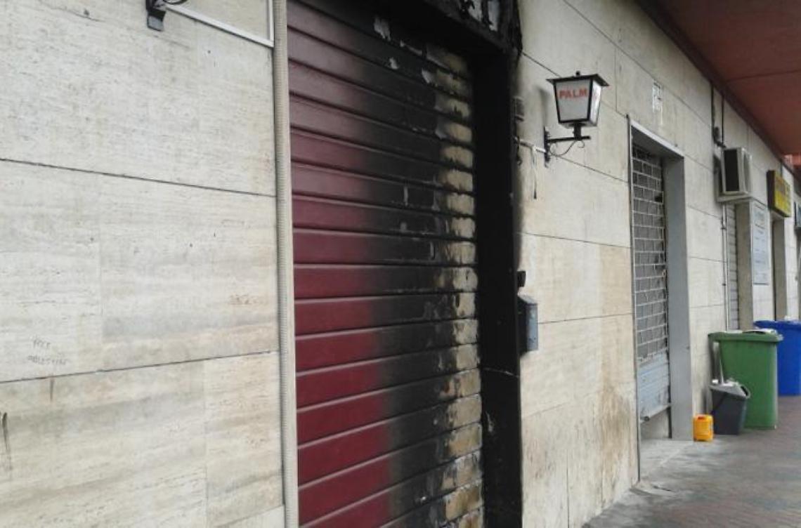 Fuoco nella notte in un pub <br>Forte l'ombra del dolo. Si indaga