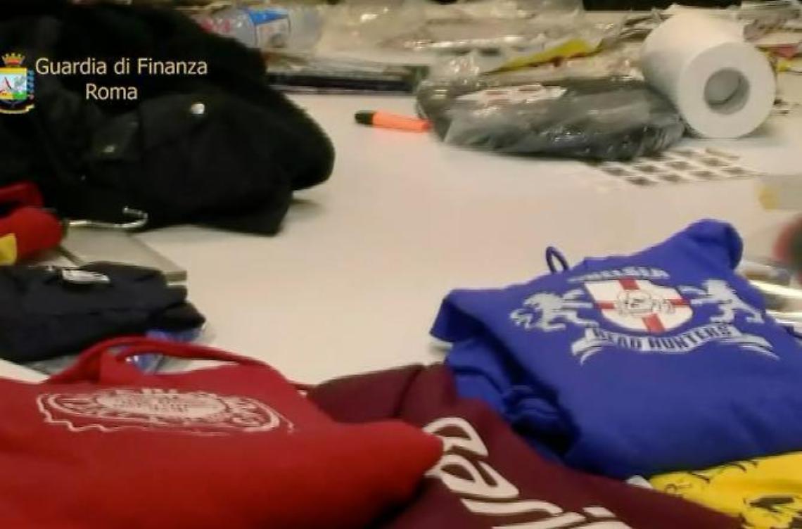 Falsificavano gadget sportivi <br>Tra i denunciati un ciociaro