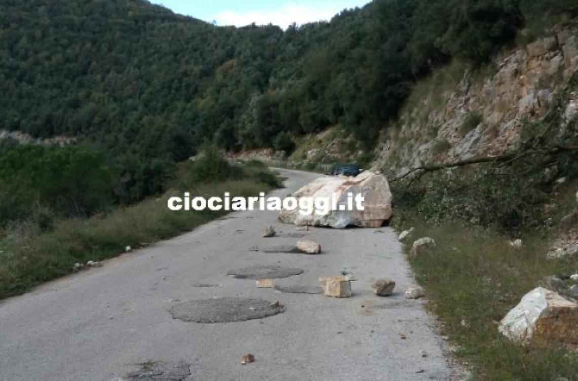 Enorme masso si stacca dalla roccia <br>Tragedia sfiorata a Santa Serena