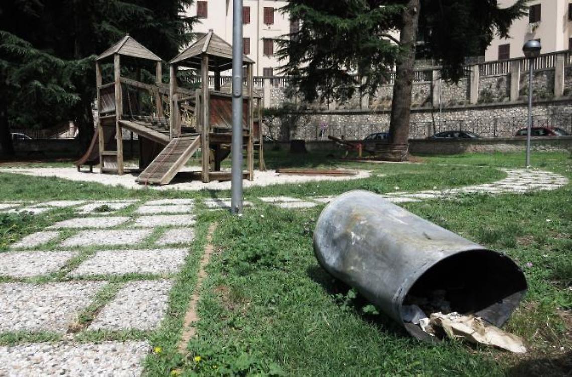 Protestano i residenti di via Sellari <br>Benedetti: c'è scarso senso civico