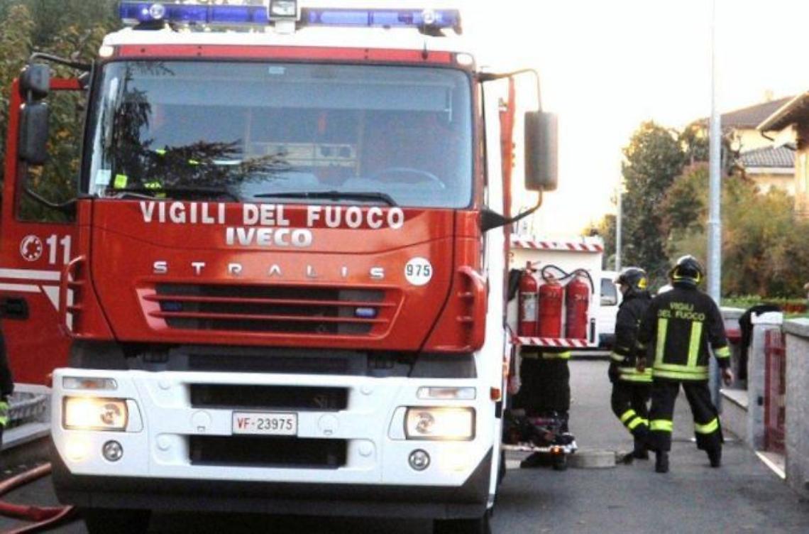 Incendio in un cantiere, in fiamme i mezzi di una ditta edile
