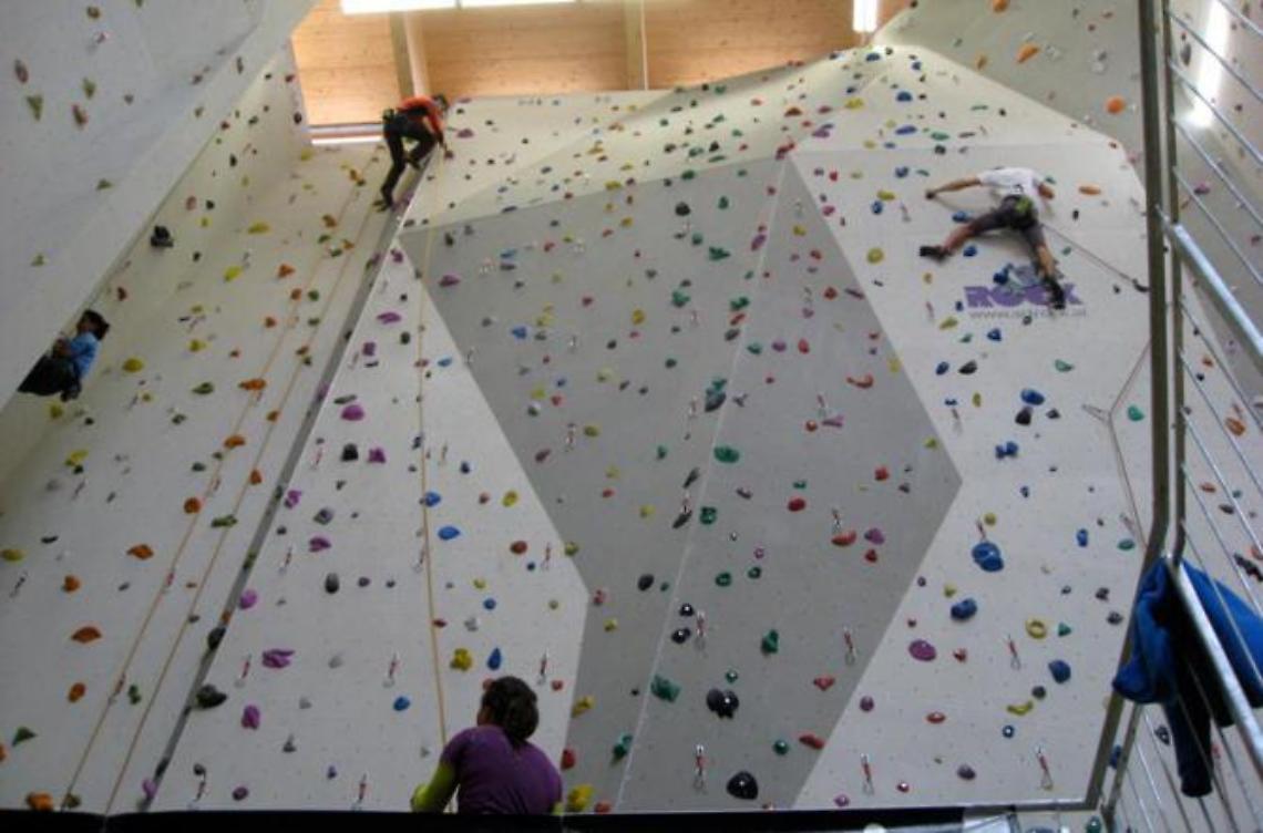 Arrampicata in centro storico <br>con il progetto del Cai