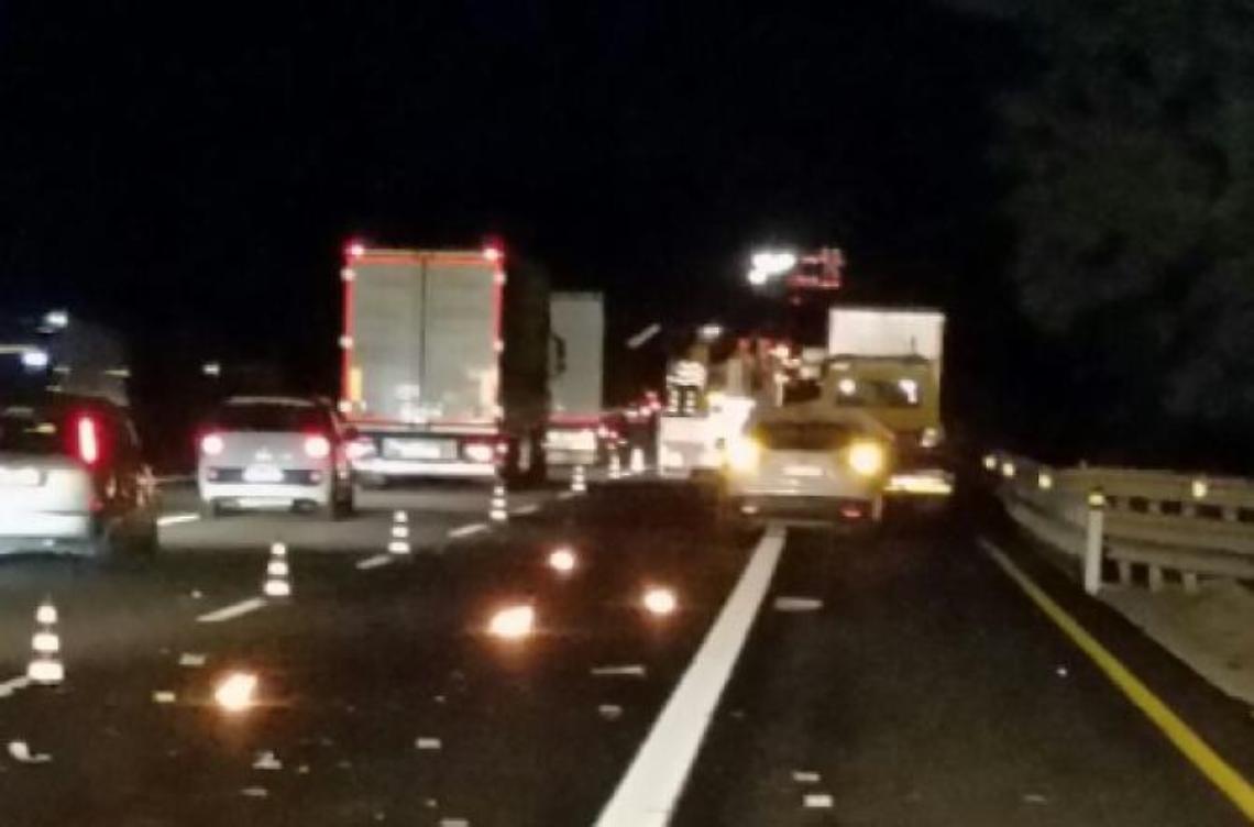 Incidente in A1, forse è colpa dello scoppio di una gomma. Un ferito è grave