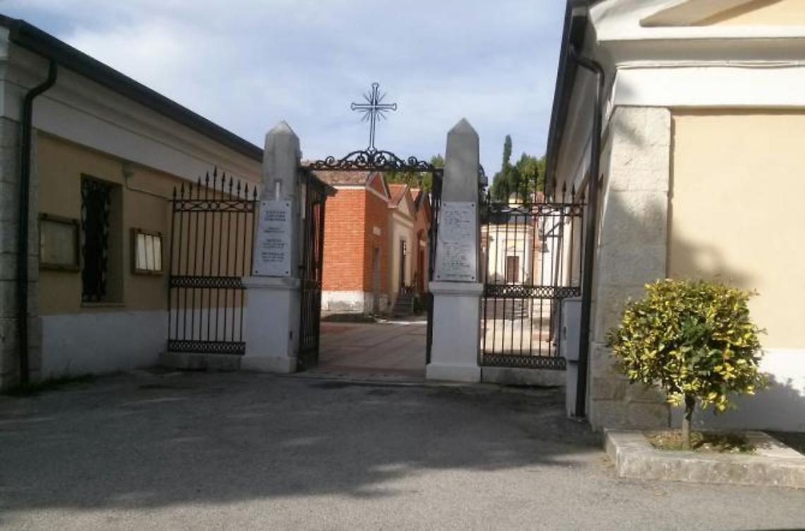 Da ausiliario del traffico <br>a custode del cimitero: è polemica