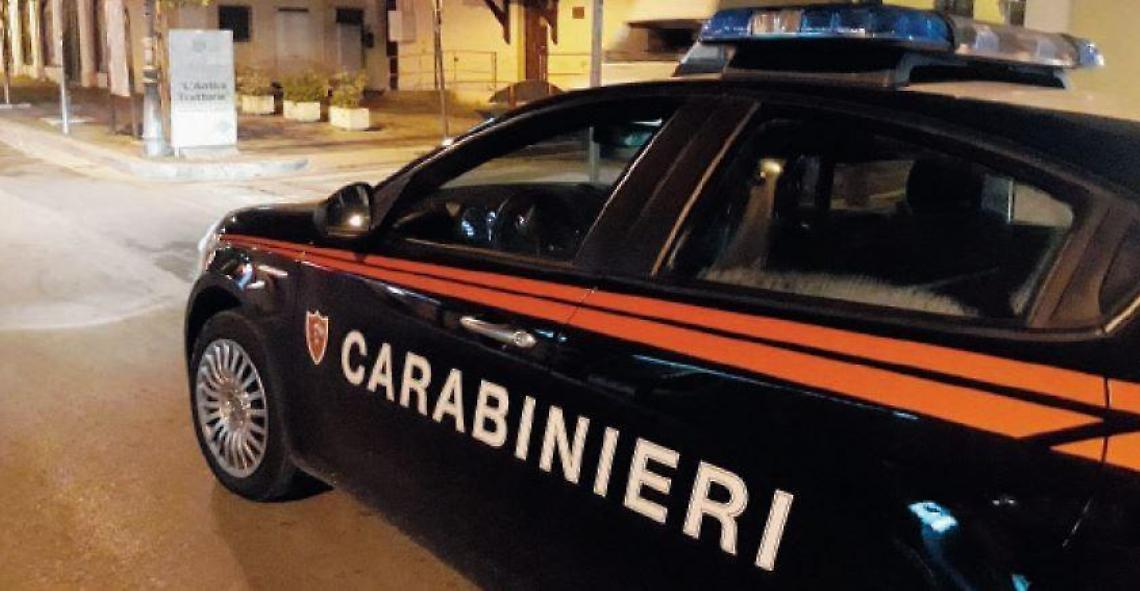 Sassi contro le finestre, poi il pestaggio di un 54enne: denunciata 'mini gang'