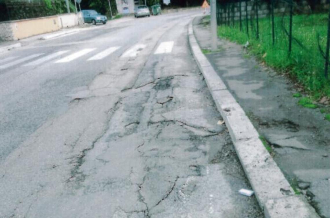 I residenti di via Maria protestano: <br>la strada della vergogna