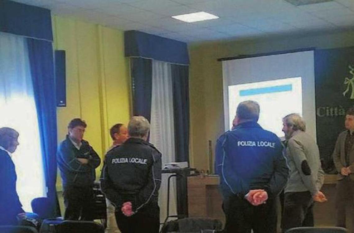 Arrivano gli spray al peperoncino <br>Bombolette urticanti per gli agenti