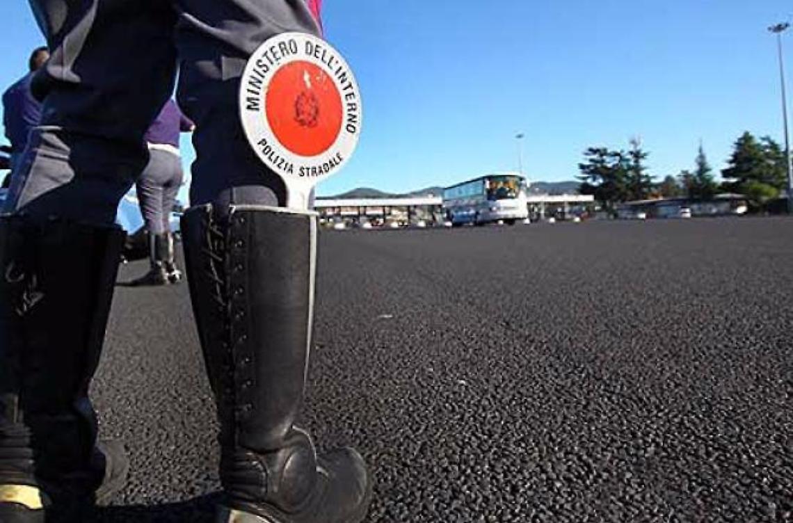 Con il Tir contromano in autostrada: fermato autista ubriaco