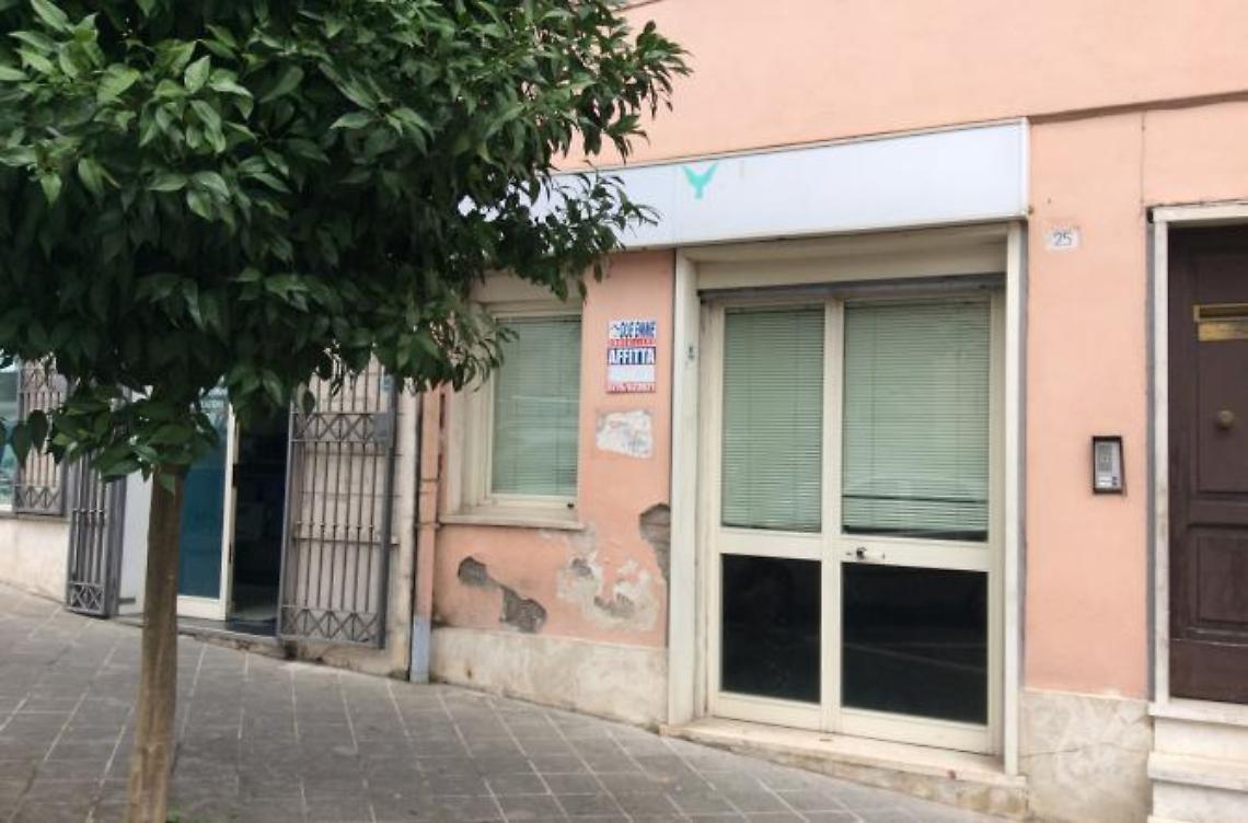 Vecchie insegne da rimuovere <br>Il Comune scrive ai negozianti