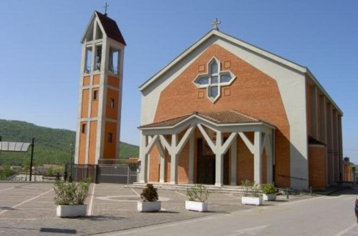 Gli rubano il casco fuori dalla chiesa <br>Giovane aggredisce anche il parroco