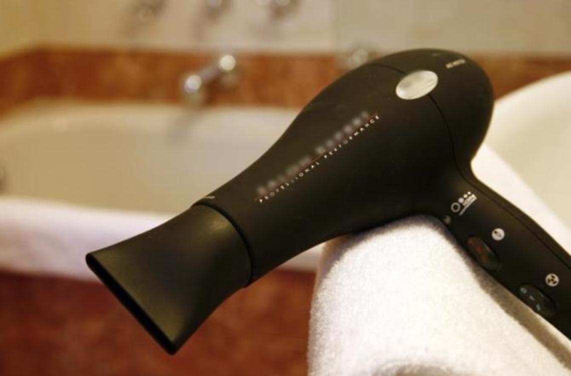 Usa un phon per picchiare <br>l'anziana madre <br>prima di finire in manette