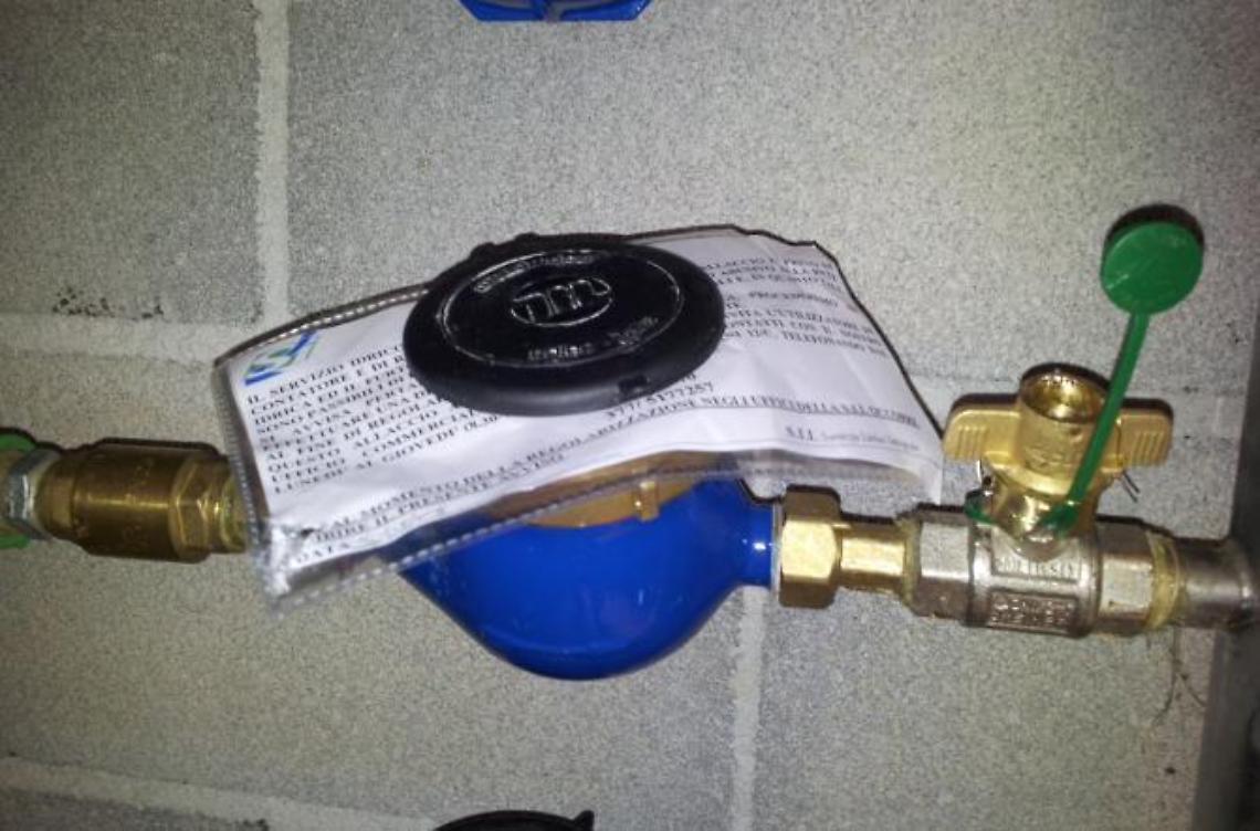Forza i sigilli apposti al contatore dell'acqua e ne installa uno autonomamente