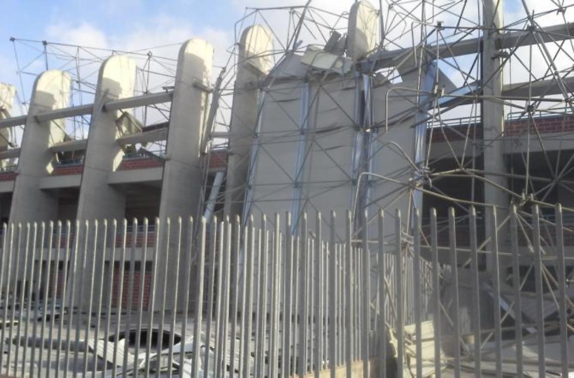 Copertura crollata allo stadio <br>Parte la rimozione e bonifica