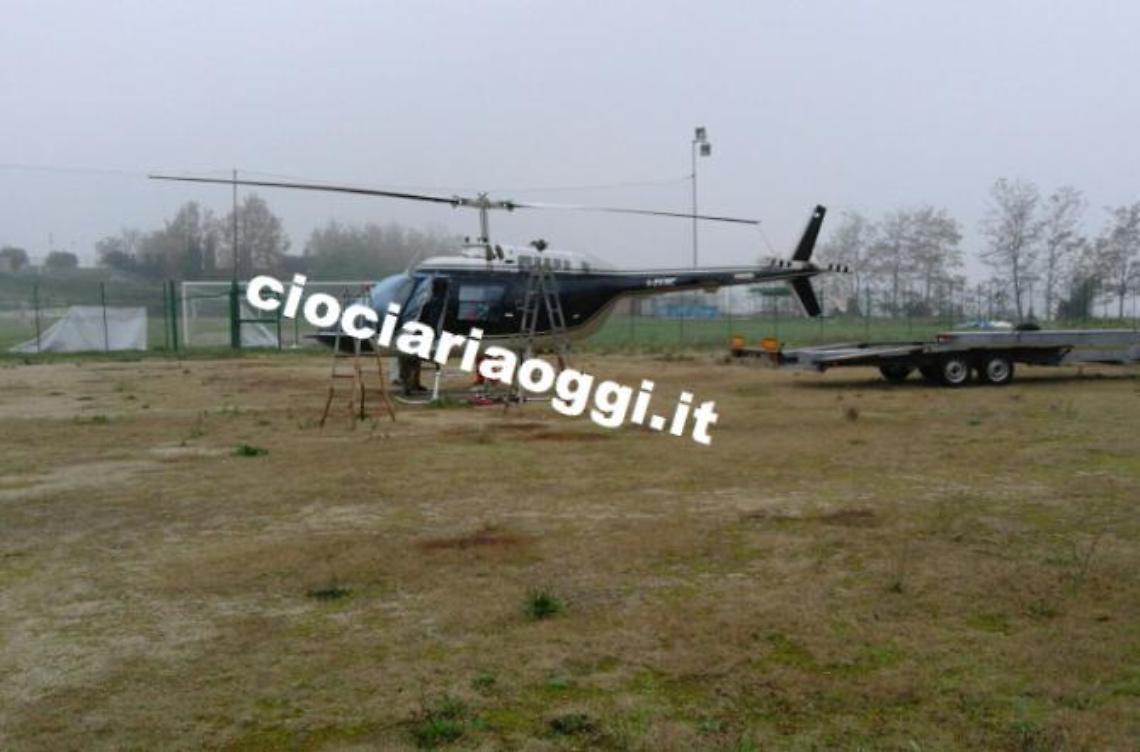 Un elicottero sul campo di calcio <br>Atterraggio d'emergenza in Valle