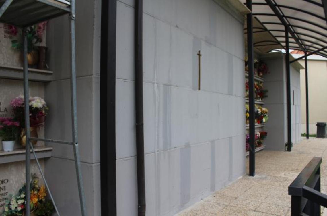 Odori nauseabondi dalle tombe <br>La denuncia dei cittadini