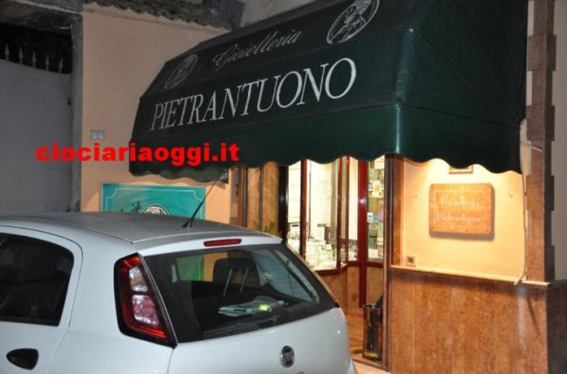 Al setaccio i video <br>della rapina alla gioielleria<br>