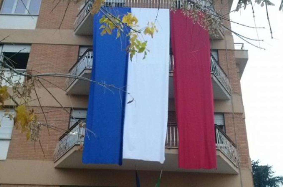 La scuola si mobilita per Parigi <br>Bandiera francese al liceo Severi