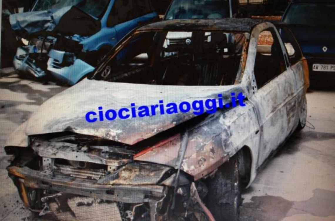 Auto date alle fiamme <br>Spunta la pista passionale