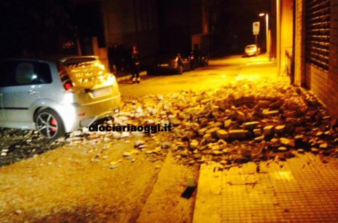 Crolla la parete di una palazzina. Paura in via Chiastra 