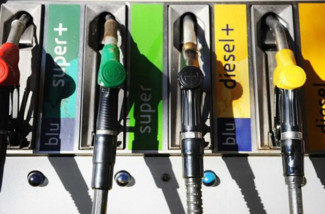 Ladri rubano nella notte gli incassi di due distributori di benzina