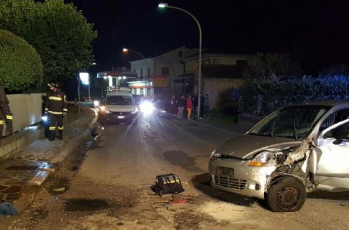 Violento incidente in via Rivolta.  Auto si schianta contro una colonnina del gas