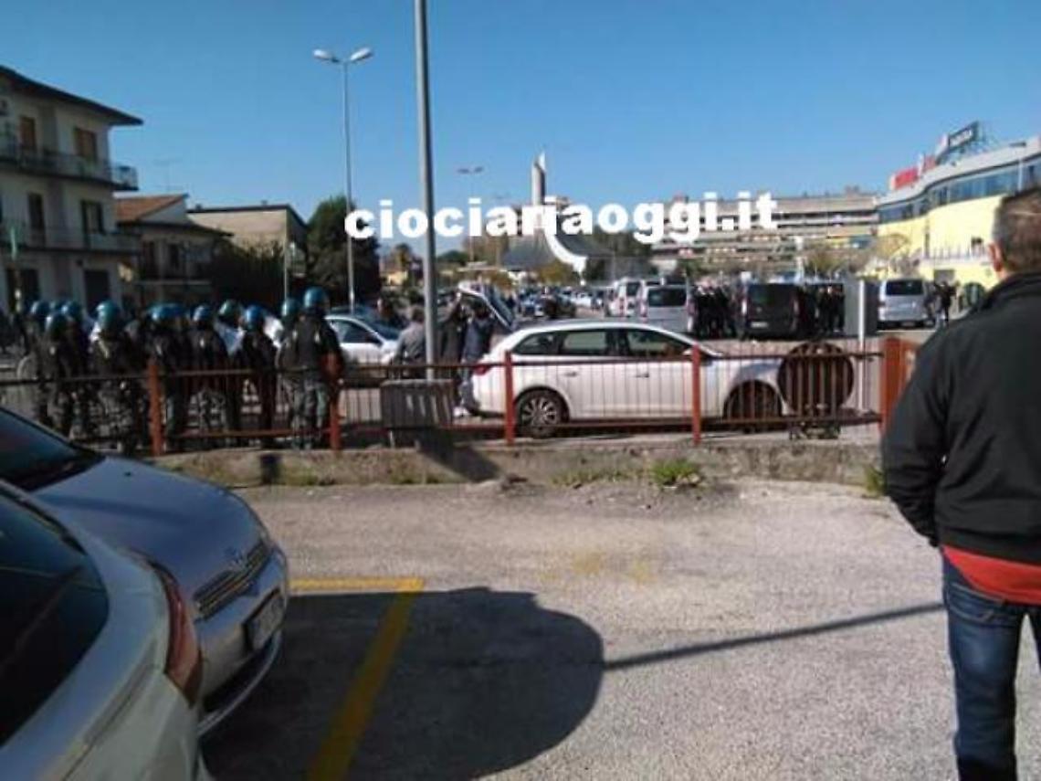 Scontri Frosinone-Verona: denunciati 104 tifosi scaligeri per radunata sediziosa