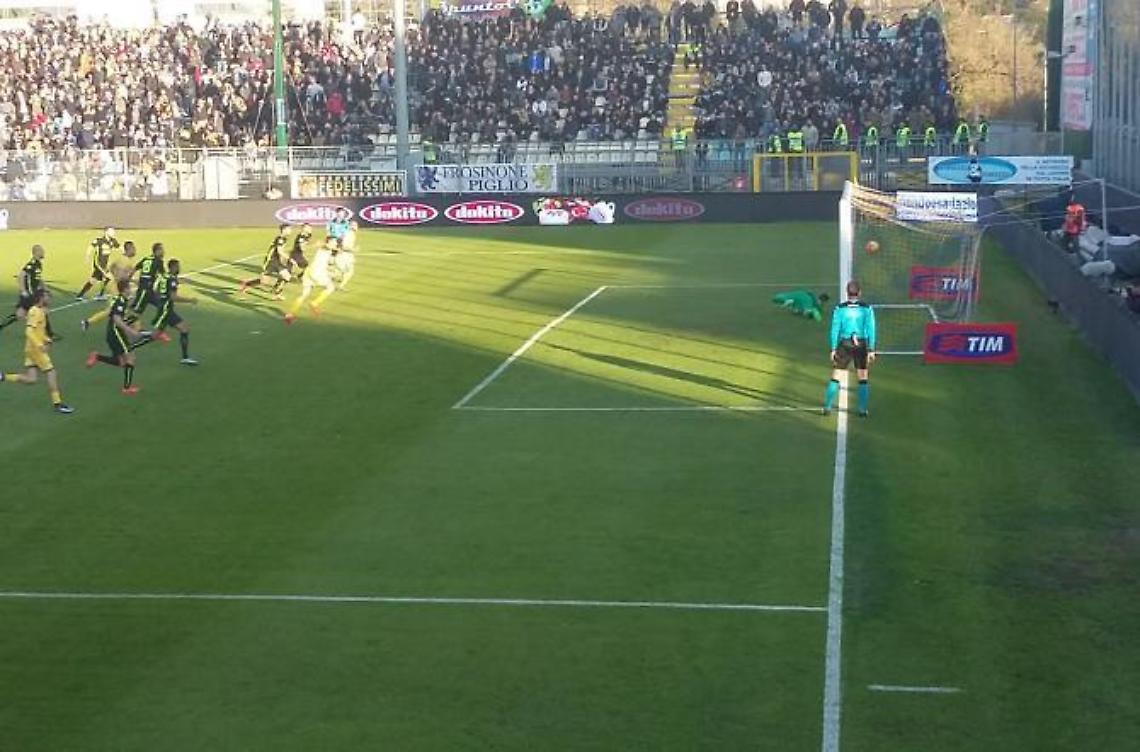 Il Frosinone rischia di sciupare tutto ma vince: con il Verona finisce 3-2